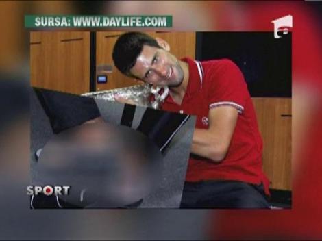 Novak Djokovic, nevoit sa mearga in papuci