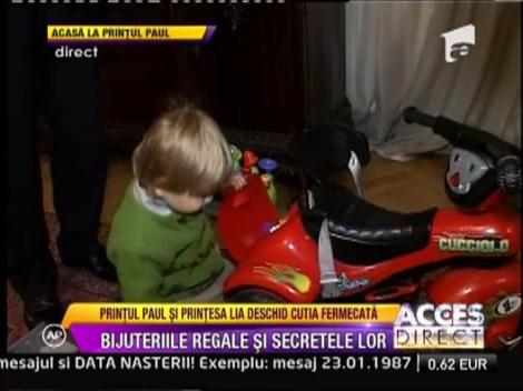 Printul Paul si Printesa Lia deschid cutia cu bijuterii