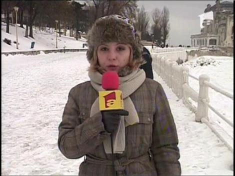 Un microbuz plin cu elevi a ramas blocat in Navodati