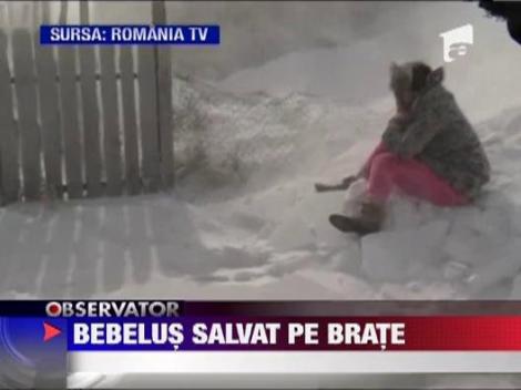 Bebelus salvat pe brate