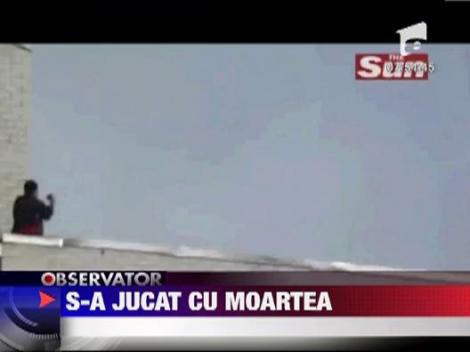 S-a jucat cu moartea pe acoperisul unui bloc