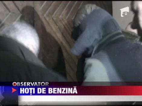 Prinsi in timp ce furau benzina de la pompa