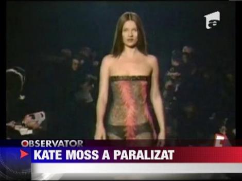 Kate Moss sufera de paralizie la un brat in urma unei afectiuni neuronale!