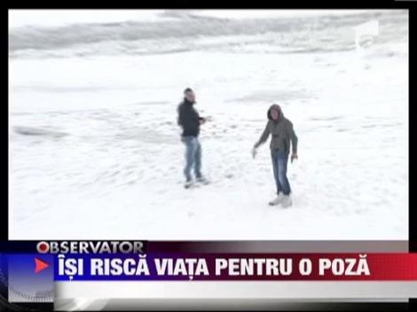 Isi risca viata pentru o poza