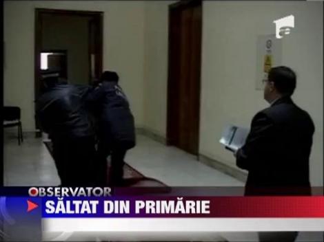 Dat afara cu forta din primarie