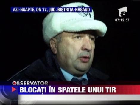 Drumul National 17 C, blocat din cauza unui TIR intepenit in zapada