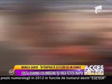 Monica Gabor, intampinata cu flori de un chinez