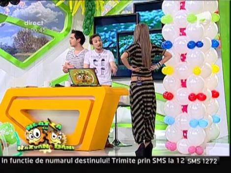 Roxana Vancea, in costum de albinuta