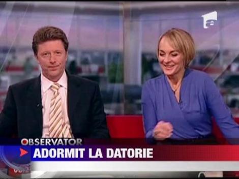 Un prezentator britanic a adormit chiar la pupitrul stirilor