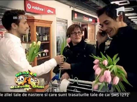 Razvan si Dani au dat flori de 8 Martie