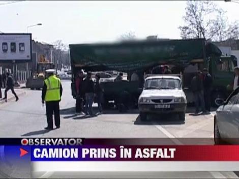 Camion inghitit de asfalt