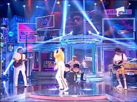 Freddy Mercury (Mihai Bendeac) parodiaza melodia "We will rock you"