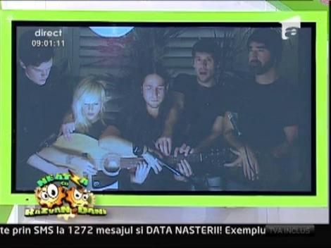 5 muzicieni canta la aceiasi chitara in acelasi timp!