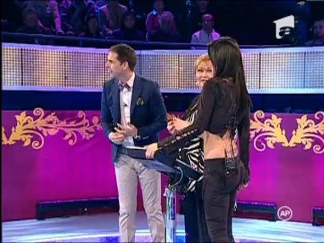 Randul 3: Marioara si Oana Zavoranu  vs. blonde