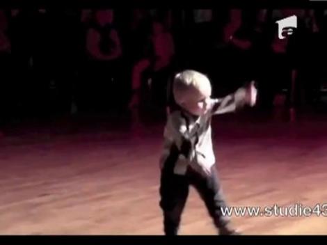 Un baietel de doi ani il imita perfect pe Elvis Presley