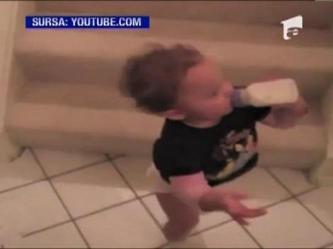 Marea Britanie: Un bebelus coboara scarile cu viteza fulgerului