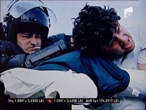 Jandarmul care bate cu tigara in gura