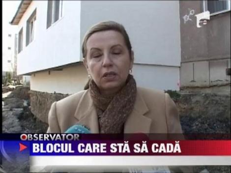 Pamantul de sub un bloc din Deva a luat-o la vale