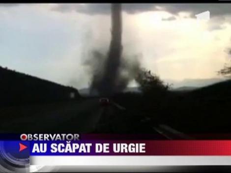 S-au trezit ca o tornada trece chiar pe langa ele!