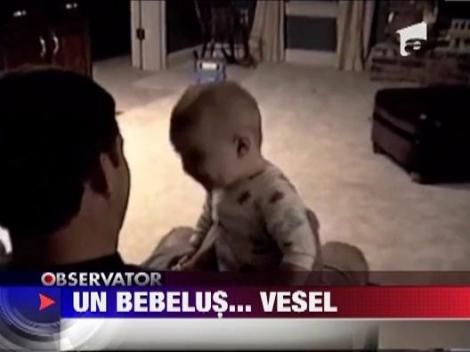 Un bebelus isi distreaza tatal