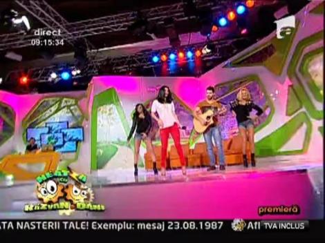 Ellie White - "Sete de noi"