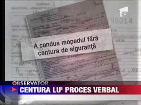 Un scuterist a fost amendat pentru ca nu purta centura!
