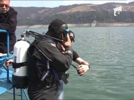 Scafandri scotocesc lacul Bicaz in cautarea fetei disparute