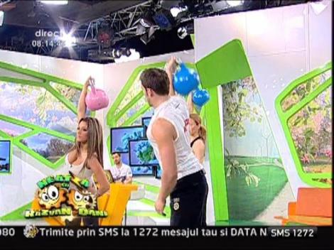 Roxana Vancea face exercitii cu kettlebell