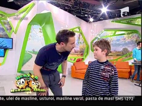 Campionul la inot este scos din platou