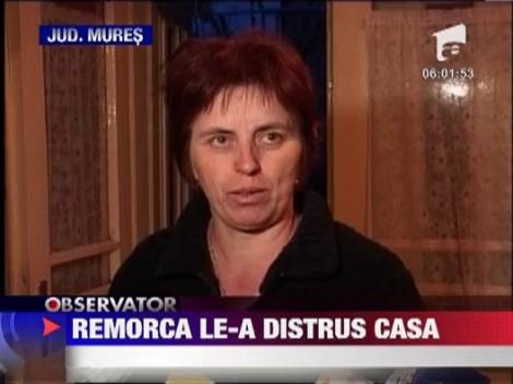 O casa a fost distrusa de remorca unui TIR incarcata cu lemne