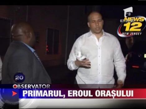 Primarul orasului Newark si-a riscat viata pentru a salva o femeie