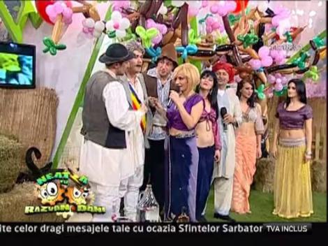 Razvan o pupa cu patos pe Daniela Gyorfi