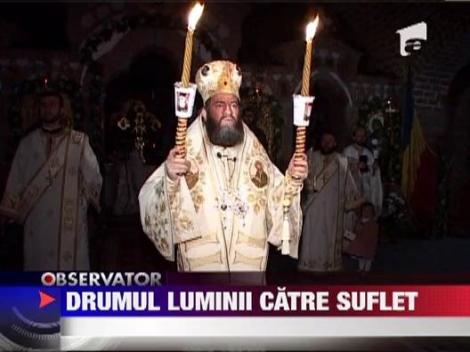 Cea mai frumoasa noapte a crestinilor, luminata de milioane de candele