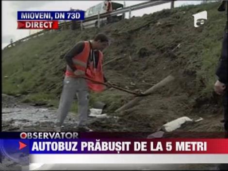 UPDATE / Un microbuz a cazut de pe un pod din Arges