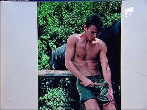 Mircea Badea calareste si potcoveste la bustul gol