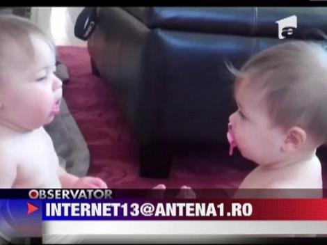 Doi bebelusi se cearta de la o suzeta