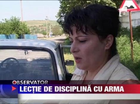Politist acuzat ca ar fi amenintat cu pistolul un elev de 10 ani