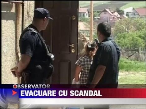 Tipete si lacrimi ale unei femei evacuate din casa de executor