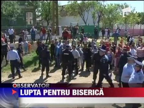 Injuraturi si huiduieli in fata bisericii din Vasad