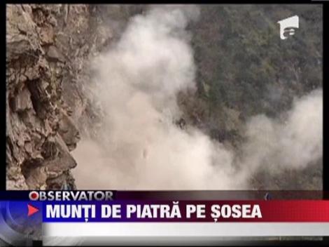 Alunecare de teren spectaculoasa pe o sosea din China