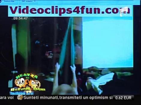 Femei in bikini care se lovesc