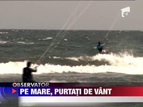 Kitesurferii si windsurferii s-au adunat cu zecile pe plaja