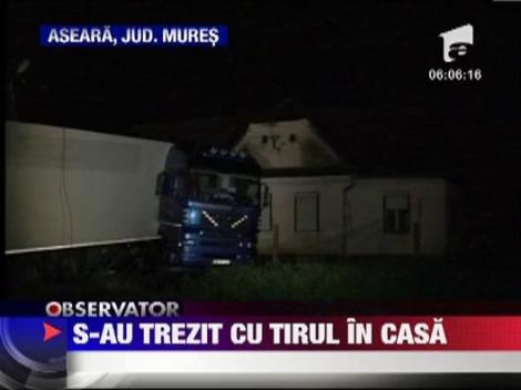 O familie din Sighisoara s-a trezit cu un TIR in casa