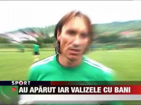 Au aparut iar valizele cu bani