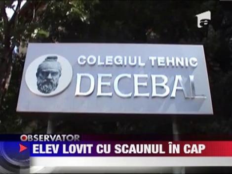 Elev lovit cu scaunul la cap