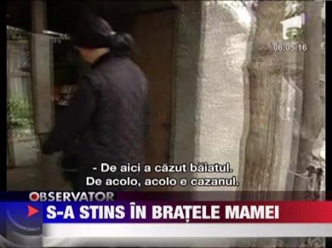S-a stins in bratele mamei
