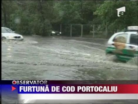 Ploaia a transformat strazile in rauri involburate