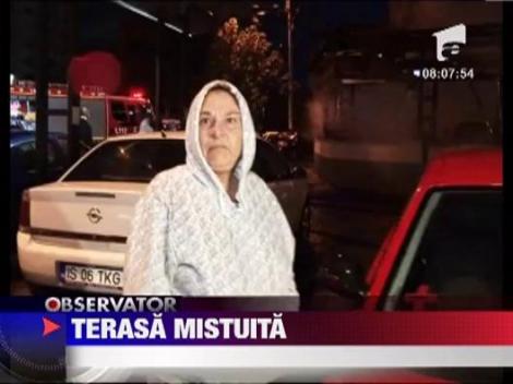 Terasa mistuita de flacari
