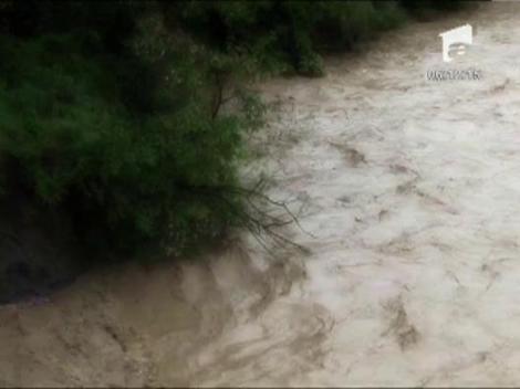 Fetita luata de o viitura