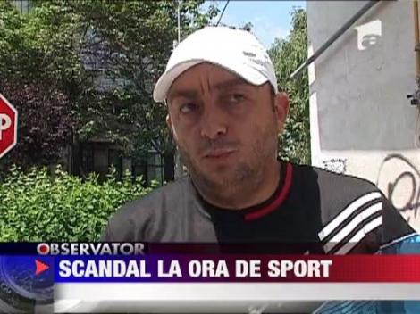 Elev batut de profesor la ora de sport